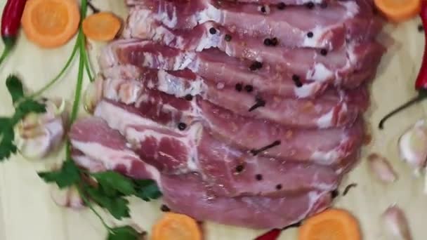 Rohes Fleisch Knoblauch Pfeffer Gewürze Und Karottenstücke Auf Einem Tablett — Stockvideo