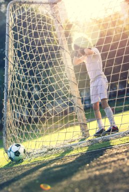 Hayal kırıklığına uğramış futbol takımının kalecisi. Kaleci, maç sırasında kaçırdığı golden sonra duygusal tepki veriyor. Yenilgi Konsepti