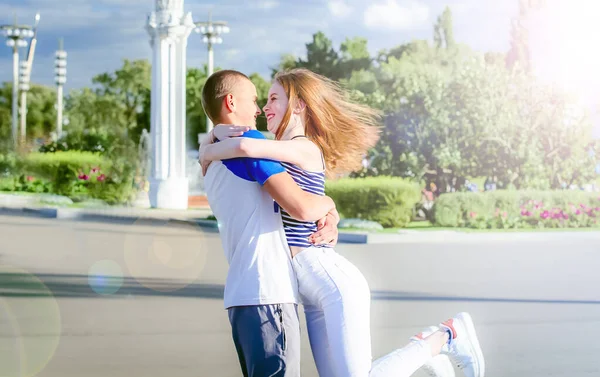 Pareja Sonriente Divirtiéndose Fondo Del Parque Ciudad Vacaciones Vacaciones Amor — Foto de Stock