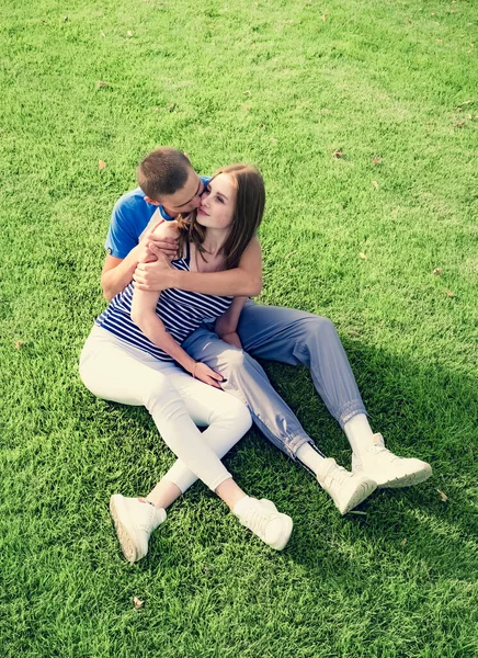 Romantyczna Para Młodych Ludzi Siedzących Trawie Parku Wyglądają Szczęśliwych Widok — Zdjęcie stockowe