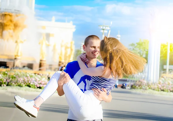 Pareja Sonriente Divirtiéndose Fondo Del Parque Ciudad Vacaciones Vacaciones Amor —  Fotos de Stock