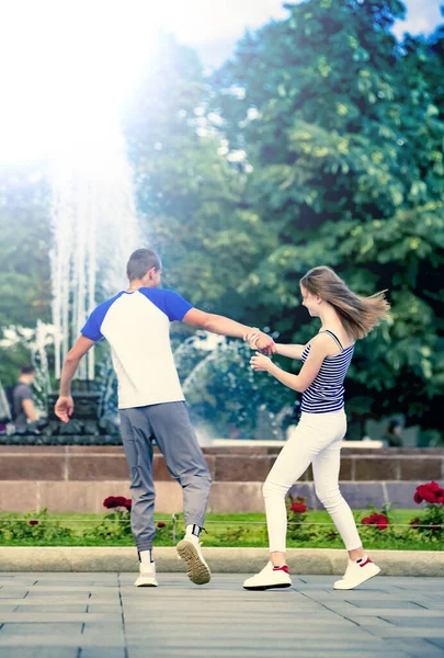 Casal Sorridente Divertindo Fundo Parque Cidade Férias Férias Amor Amizade — Fotografia de Stock