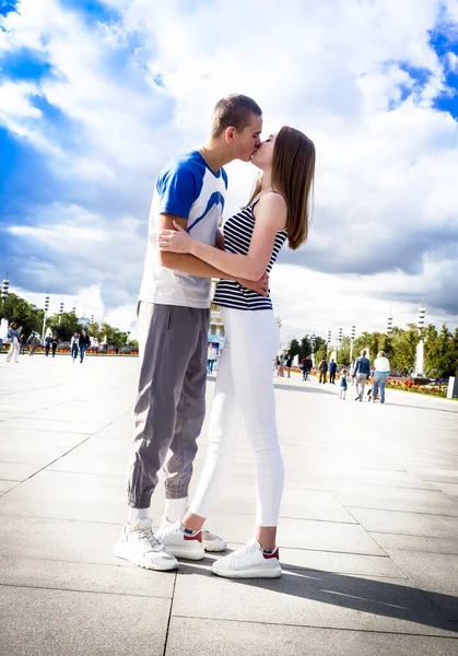 Pareja Sonriente Divirtiéndose Fondo Del Parque Ciudad Vacaciones Vacaciones Amor —  Fotos de Stock