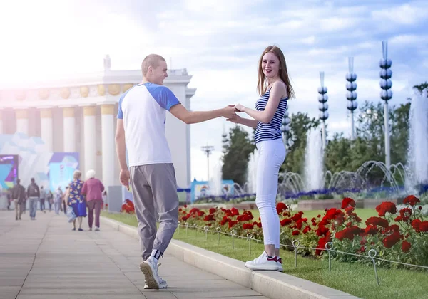 Casal Sorridente Divertindo Fundo Parque Cidade Férias Férias Amor Amizade — Fotografia de Stock