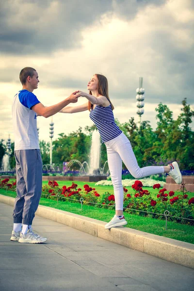 Casal Sorridente Divertindo Fundo Parque Cidade Férias Férias Amor Amizade — Fotografia de Stock