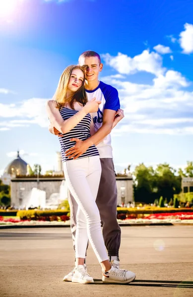 Pareja Sonriente Divirtiéndose Sobre Fondo Del Cielo Vacaciones Vacaciones Amor —  Fotos de Stock