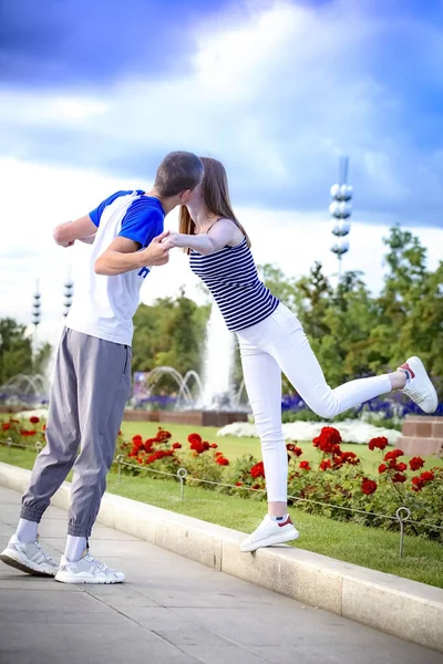 Casal Sorridente Divertindo Fundo Parque Cidade Férias Férias Amor Amizade — Fotografia de Stock