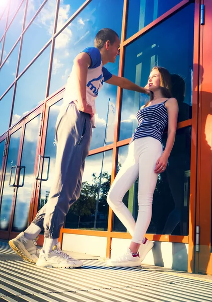 Jóvenes Conversando Feliz Pareja Joven Calle Ciudad Enfrentamiento — Foto de Stock