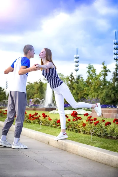 Uśmiechnięta Para Bawiąca Się Tle Parku Miejskiego Wakacje Wakacje Miłość — Zdjęcie stockowe