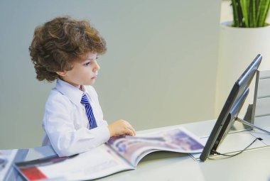 Küçük bir iş adamı işyerinde bir tablet masada oturuyor