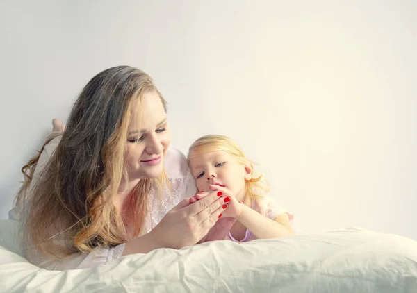Mother Daughter Lying Bed Pajamas Talking Something Family Time — Stock Photo, Image