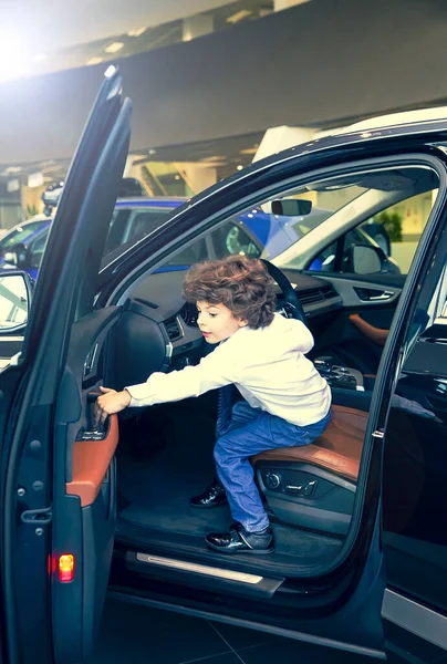 Kind Beobachtet Und Testet Neuwagen Autohaus Kleiner Junge Auf Dem — Stockfoto