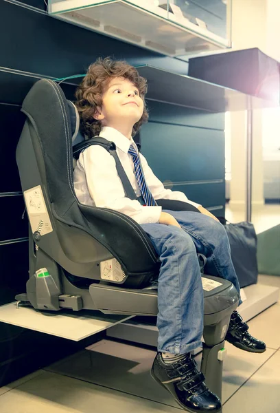 Achtjähriger Junge Sitzt Auto Kinderstuhl Und Verkauft Verwandte Produkte Einem — Stockfoto