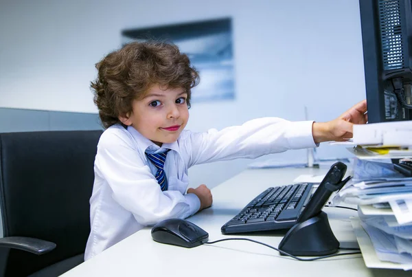 Aranyos Szép Kisfiú Gyerekek Játszanak Mint Irodai Dolgozó Íróasztal Segítségével — Stock Fotó
