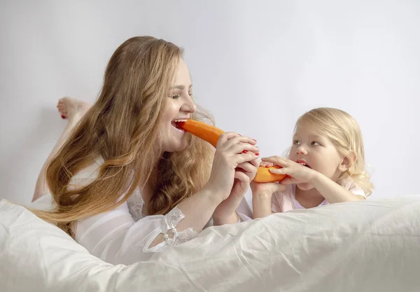 Mother Daughter Eating Carrots Healthy Lifestyle Concept Dieting Family — Stock Photo, Image