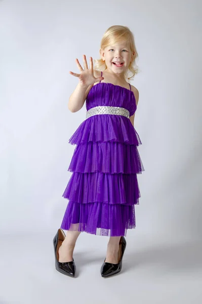 Μικρή Πριγκίπισσα Ενθουσιασμένος Κορίτσι Στη Μόδα Μωβ Φόρεμα Φορώντας Μεγάλες — Φωτογραφία Αρχείου