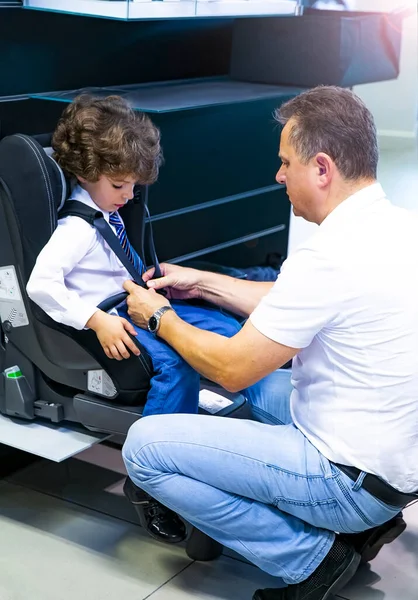 Familie Transport Sicherheit Autofahrt Und Personenkonzept Ein Reifer Vater Wählt — Stockfoto