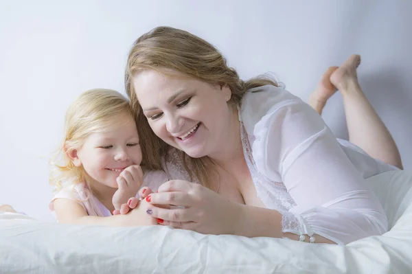 Mother Daughter Lying Bed Pajamas Talking Something Family Time — Stock Photo, Image