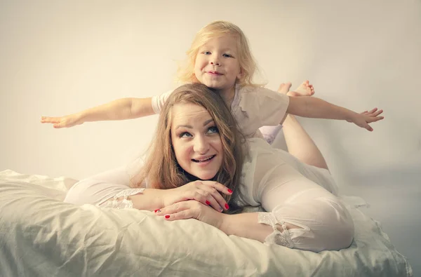 Mom Playing Kid Bed Morning Smiling Daughter Pajamas Having Fun — Stock Photo, Image