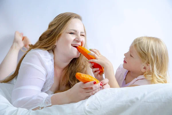 Mother Daughter Eating Carrots Healthy Lifestyle Concept Dieting Family Daughter — Stock Photo, Image