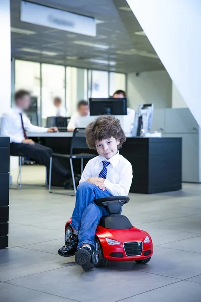 Ein Charmanter Lustiger Kleiner Junge Mit Krawatte Und Hemd Sitzt — Stockfoto