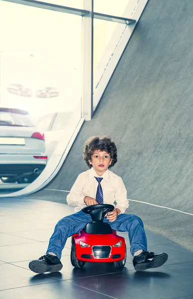 Ein Charmanter Lustiger Kleiner Junge Mit Krawatte Und Hemd Sitzt — Stockfoto