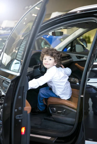 Kind Beobachtet Und Testet Neuwagen Autohaus Kleiner Junge Auf Dem — Stockfoto
