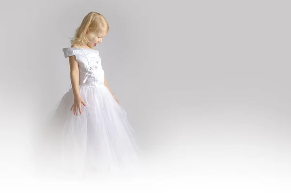 Dziewczynka Sukni Ślubnej Ładna Dziewczynka Pięknej Białej Sukience Odizolowane Jasnym — Zdjęcie stockowe