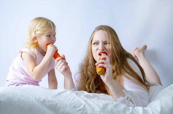 Mother Daughter Eating Carrots Healthy Lifestyle Concept Dieting Family Daughter — Stock Photo, Image