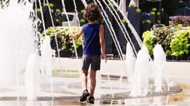 mutlu bir çocukluk çeşmeden su ile oynamak