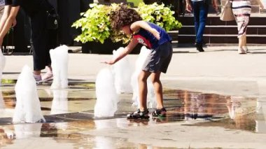 mutlu bir çocukluk çeşmeden su ile oynamak