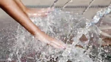 mutlu bir çocukluk çeşmeden su ile oynamak