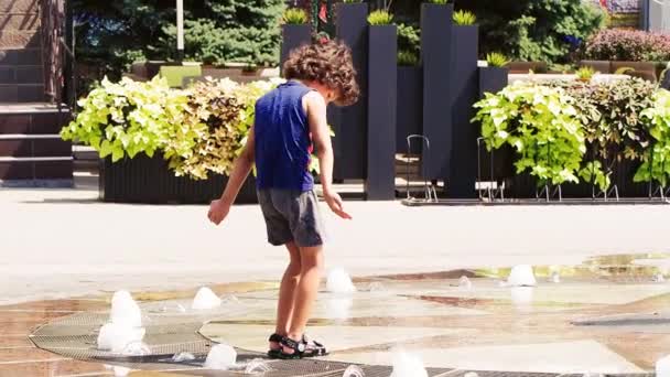 Glückliches Kind Das Einem Brunnen Mit Wasser Spielt — Stockvideo