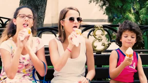 Imágenes Niños Comiendo Helado Banco — Vídeo de stock