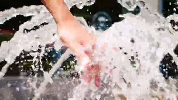 Mädchen Spielt Mit Brunnenwasser — Stockvideo