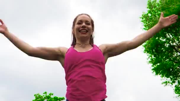 Park Alanındaki Yeşil Çayır Üzerinde Egzersiz Yapan Genç Bir Kadının — Stok video