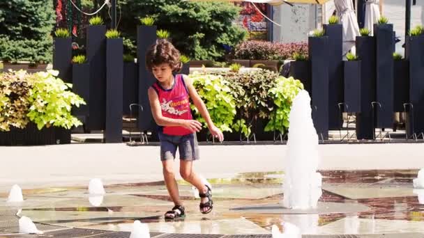 快乐的孩子在一个喷泉用水玩 — 图库视频影像