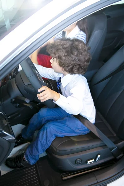 Kinder Beobachten Und Testen Neuwagen Autohaus Kleiner Junge Auf Dem — Stockfoto