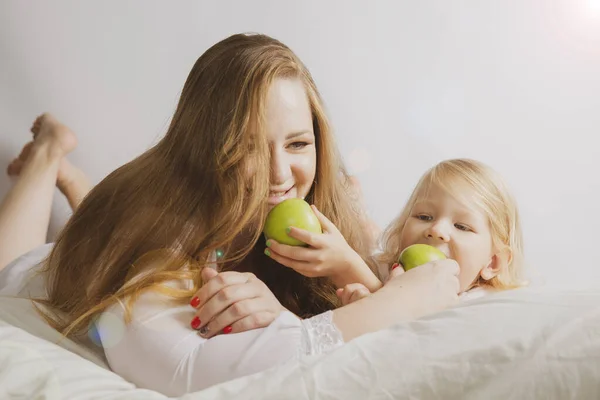 Happy Family Eating Fresh Fruit Happy Mother Daughter Lying Couch — Stock Photo, Image