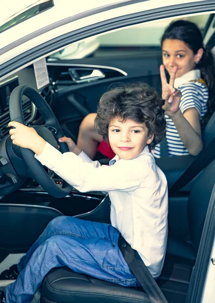Crianças Observando Testando Carro Novo Concessionária Menino Sentado Banco Condutor — Fotografia de Stock