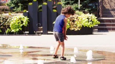 mutlu bir çocukluk çeşmeden su ile oynamak