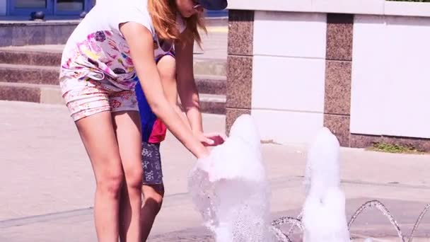 Brother Sister Playing Fountain City Square — Stock Video