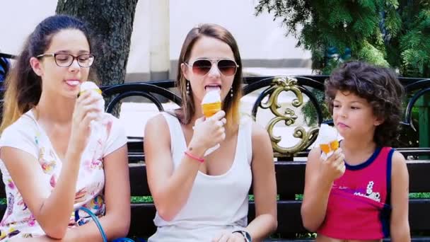 ベンチでアイスクリームを食べている子供たちの映像です — ストック動画