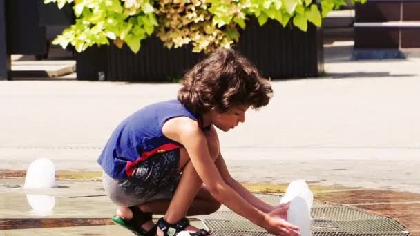 Glückliches Kind Das Einem Brunnen Mit Wasser Spielt — Stockvideo