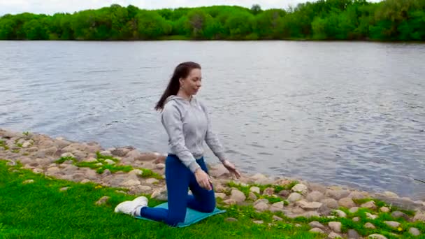 Mujer Morena Sonriente Estirándose Aire Libre — Vídeo de stock