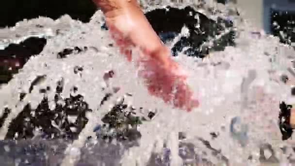 Mädchen Spielt Mit Brunnenwasser — Stockvideo