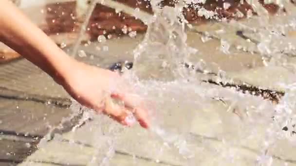 Ευτυχισμένο Παιδί Που Παίζει Μια Πηγή Νερό — Αρχείο Βίντεο