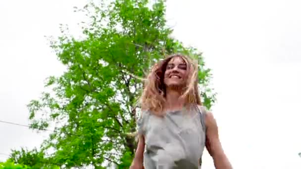 公園の緑の草原で運動をしている若い女性の映像です — ストック動画