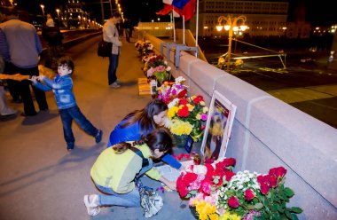 Moskova, Rusya 29 Haziran 2015: Rus siyasetçi Boris Nemtsov 'un öldürüldüğü yere çiçek getiren çocuklar.
