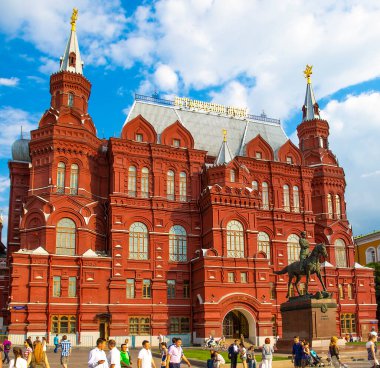Moskova, Rusya - 1 Temmuz 2015: Devlet Tarihi Müzesi ve Kremlin 'in Kızıl Meydan' daki bir bölümü
